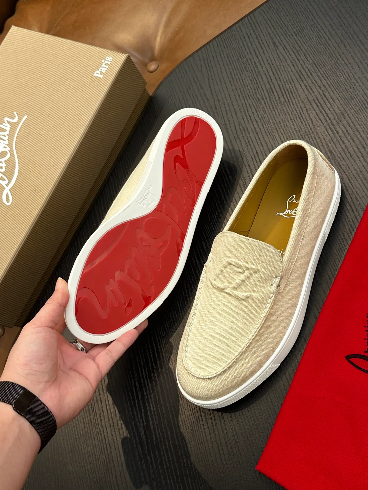 P760💰Christian Louboutin (red-soled shoes) Italian men’s casual sneakers are shipped! Each pair of shoes from this Italian handmade shoe brand has a simple and classic design, which is very comfortable and versatile! The upper fabric of this shoe is made of imported cowhide, with high-end and comfortable cowhide lining! The outsole is made of original rubber bottom sheets and is lined with cowhide! Brand-specific molded footbed, exclusive private mold control! Original box packaging, with shoe storage bag! 39 40 41 42 43 44 (38 45 46 customized)